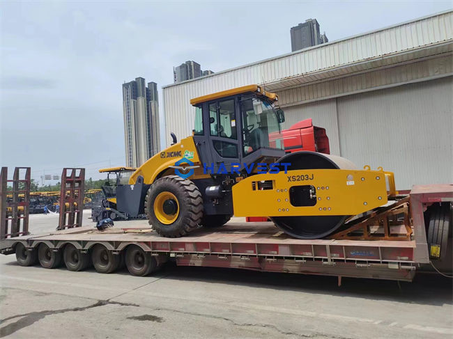 trường hợp công ty mới nhất về 20 Tons Single Drum Road Roller XS203J được vận chuyển đến Tanzania bằng container